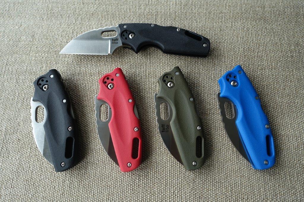 Cold Steel nabízí tyto nože s několika různě barevnými rukojeťmi.